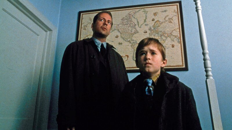 Psychologe Malcolm Crow (Bruce Willis) kümmert sich um den verhaltensgestörten Jungen Cole (Haley Joel Osment), der überall tote Menschen sieht.. – Bild: RTL Zwei