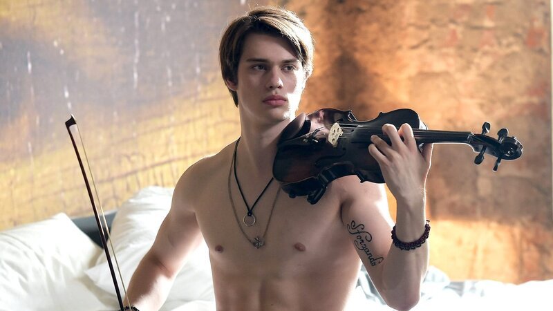 Johnnie (Nicholas Galitzine) ist ein britischer Violinist, der dringend ein Visum für die USA brauchtJohnnie (Nicholas Galitzine) ist ein britischer Violinist, der dringend ein Visum fĂĽr die USA braucht – Bild: RTL Zwei