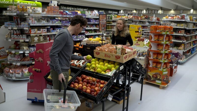 Menschen beim Einkaufen. – Bild: ORF /​ D5 Produktion
