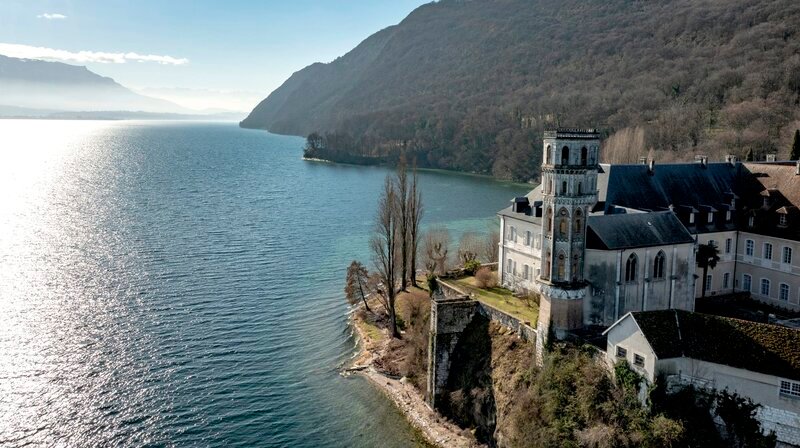 Die königliche Abtei Hautecombe ist am westlichen Ufer des Lac de Bourget gelegen. – Bild: NDR/​elb motion pictures GmbH/​Jonny Müller-Goldenstedt