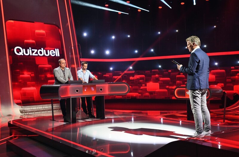 Moderator Jörg Pilawa (r.) mit den Kandidaten des Teams „Comedy“: Moderator Oliver Welke (l.) und Comedian Fabian Köster (2.v.l.). – Bild: ARD/​Uwe Ernst