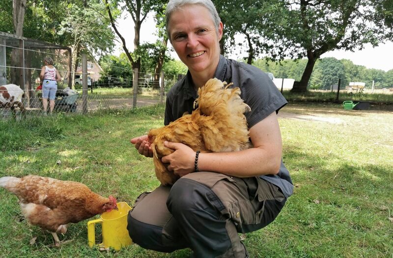 Tierärztin Bianca Reith hat in Fulda mit viel Herzblut einen einzigartigen Mensch-Tier-Begegnungszoo aufgebaut. Hier sollen Menschen sowohl Nutztiere wie auch exotischere Tiere intensiver kennenlernen. – Bild: HR