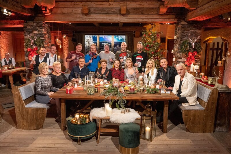 Von links: Carmen Nebel, Angelika Milster, Stefan Mross, Monika Baumgartner, Ronja Forcher, Anna-Carina Woitschack, Melissa Naschenweng, Eloy de Jong und Johnny Logan, Andreas Salvenmoser, Martin Schipflinger, voXXclub – Bild: ZDF und ZDF/​Sascha Baumann.