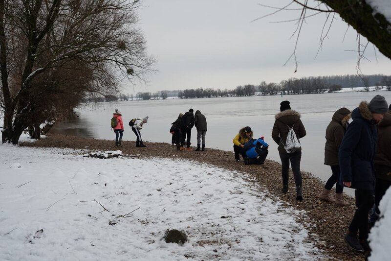 Junge Leute aus Metten und Umgebung beschäftigen sich im Winter an der Donau mit der Natur. – Bild: BR