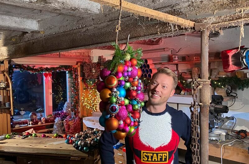 hr-Reporter und DIY-Experte Jens Pflüger verrät seine besten Weihnachtsbastelideen, die sich aus wenigen Materialien herstellen lassen. – Bild: HR/​Natascha Rhein