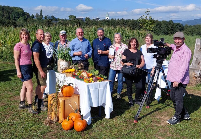 Team: v.l.n.r. : Barbara Urbanek (Gemüsequadrat), Andreas Urbanek (Gemüsequadrat), Ingrid Bachler (Gastronomin), Franz Höfferer (Gemüsequadrat), Harald Krassnitzer (Schauspieler und Slow Food-Botschafter), Gottfried Bachler (Gastronom und Obmann Slow Food Kärnten), Barbara Altersberger (Gestaltung), Dimitrinka Pirich (Ton), Birgit Pertl (Kameraassistenz), Gerhard Lapan (Kamera) – Bild: ORF/​ORF-Kärnten