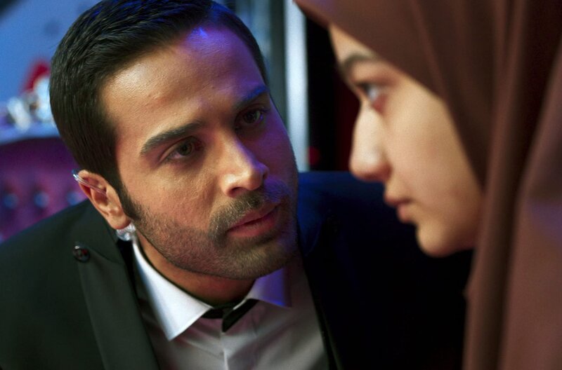 Der Moderator (Arman Darvish) bringt Maryam (Sadaf Asgari) in Bedrängnis: War sie schuld am tödlichen Sturz ihres Ehemanns auf Zeit? – Bild: ZDF / © J. Atanassov/Niko Film/ZDF/art / © Julian Atanassov/Niko Film/ZDF/arte Der Moderator (Arman Darvish) bringt Maryam (Sadaf Asgari) in Bedrängnis: War sie schuld am tödlichen Sturz ihres Ehemanns auf Zeit? – Bild: ZDF / © J. Atanassov/Niko Film/ZDF/art / © Julian Atanassov/Niko Film/ZDF/arte
