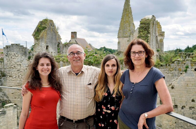 Familie Kerekes vor Château dArmentières: Die Rettung der Burgruine aus dem 13. Jahrhundert ist für François Kerekes die Erfüllung eines Kindheitstraums. – Bild: arte