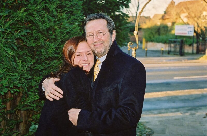 2002 heiratete Eric Clapton klammheimlich seine zweite Ehefrau Melia McEnery. – Bild: Eric Clapton /​ 2002 heiratete Eric Clapton klammheimlich seine zweite Ehefrau Melia McEnery.
