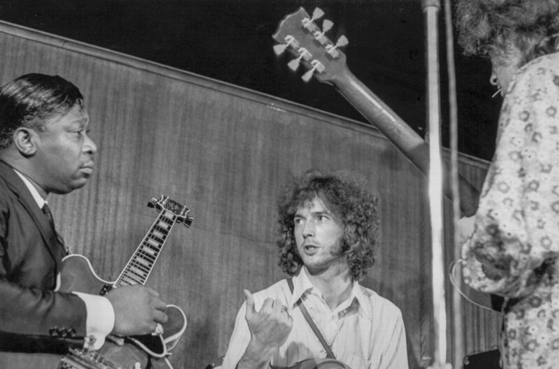 Eric Clapton (Mi.) und B.B. King (li.) waren langjährige Freunde und teilten die Leidenschaft für Blues. 2000 erschien ihr erstes gemeinsames Album. – Bild: arte Eric Clapton (Mi.) und B.B. King (li.) waren langjährige Freunde und teilten die Leidenschaft für Blues. 2000 erschien ihr erstes gemeinsames Album. – Bild: arte