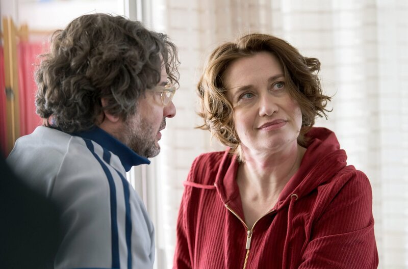 In der Ehe von Carole (Emmanuelle Devos) und Richard (Eric Caravaca) kriselt es. Beide sind ohne Arbeit und ihr Haus haben sie auch verloren. Deswegen ziehen sie vorübergehend in eine Mietwohnung im Badeort La Grande-Motte. – Bild: arte In der Ehe von Carole (Emmanuelle Devos) und Richard (Eric Caravaca) kriselt es. Beide sind ohne Arbeit und ihr Haus haben sie auch verloren. Deswegen ziehen sie vorübergehend in eine Mietwohnung im Badeort La Grande-Motte. – Bild: arte