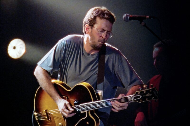 Der Dokumentarfilm zeigt Konzertausschnitte von Eric Clapton im Fillmore West aus dem Jahr 1994 und beleuchtet gleichermaßen die Geschichte des Blues und dessen Einfluss auf die aktuelle Popmusik. – Bild: arte