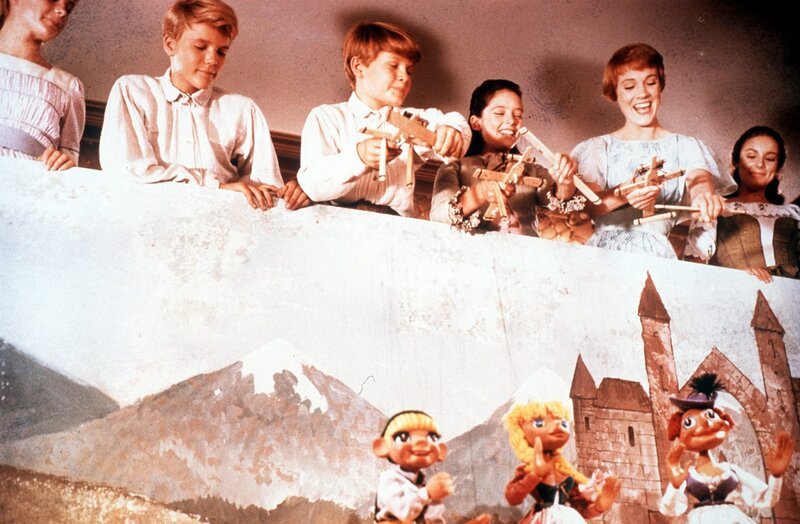 Julie Andrews mit Kindern. – Bild: ORF/​Beta Film