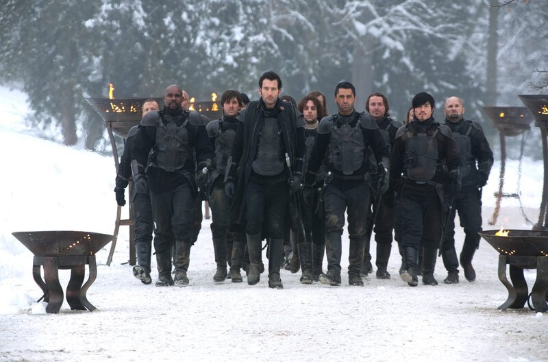 Kommandant Raiden (Clive Owen, Mitte vorne) führt seine Ritter in den Kampf. – Bild: ARD/Wild Bunch Germany Kommandant Raiden (Clive Owen, Mitte vorne) führt seine Ritter in den Kampf. – Bild: ARD/Wild Bunch Germany