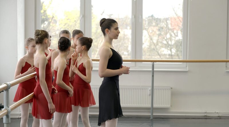 Julianna am Prüfungstag in der Ballettschule „StarBallett“. – Bild: SWR Julianna am Prüfungstag in der Ballettschule „StarBallett“. – Bild: SWR