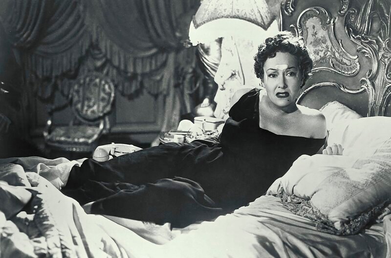 Sie war einst die Stummfilmdiva Hollywoods, nun ist sie besessen von dem Wunsch nach einem Comeback und setzt dazu alles in Bewegung: Norma Desmond bindet einen mittellosen Drehbuchautor an sich, der ihr das Buch schreiben soll, das sie zurück auf die Leinwand bringt. Doch dieser verliebt sich ausgerechnet in eine junge Dramaturgin. – Norma Desmond (Gloria Swanson), ein großer Star des Stummfilms, lebt seit Jahren von der Welt vergessen in ihrer Villa am Sunset Boulevard in Hollywood. Achtung – Lizenzzeit: 01.11.2019 – 31.12 – Bild: MDR/​rbb/​(2019) by Paramount Pictures