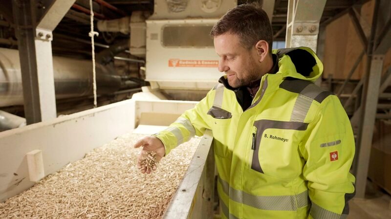 Umstrittene Alternative zu Öl und Gas: Benjamin Rohmeyer vom Sägewerk Holtmeyer in Ottersberg liefert Holzpellets aus – Bild: NDR Umstrittene Alternative zu Öl und Gas: Benjamin Rohmeyer vom Sägewerk Holtmeyer in Ottersberg liefert Holzpellets aus – Bild: NDR