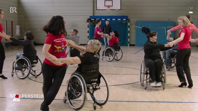 Tanzen befreit und macht glücklich. Das wissen viele aus eigener Erfahrung. Auch Menschen mit Behinderung oder schweren Krankheiten kann das Tanzen helfen. Der Film berichtet von drei Menschen mit unterschiedlichen Handicaps, die den Tanz für sich entdeckt haben. – Bild: BR