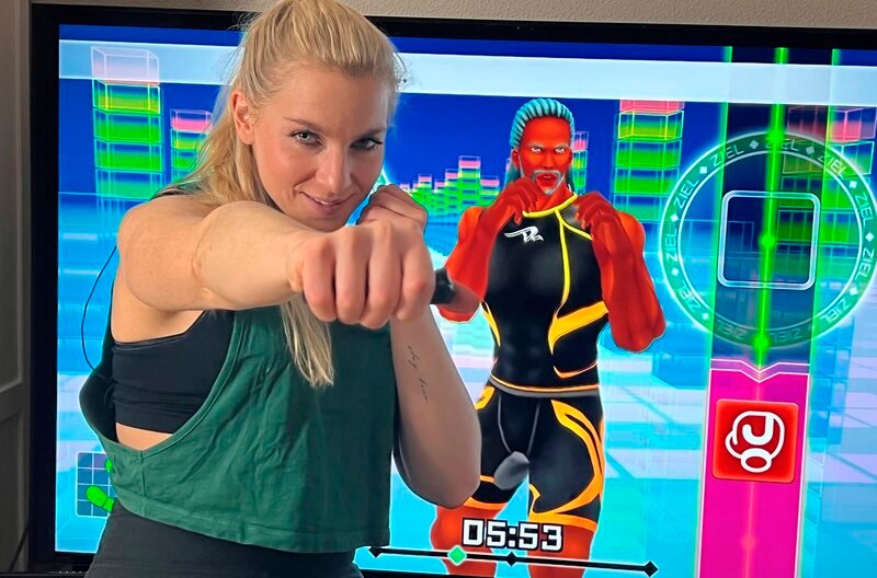 Reporterin Maike Tschorn probiert ein Fitness-Spiele aus. – Bild: HR