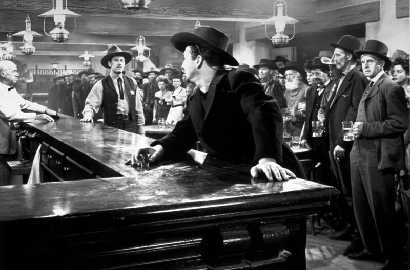 Sheriff Wyatt Earp (Henry Fonda, li. am Tresen) trifft auf den mächtigsten Mann der kleinen Westernstadt Tombstone, den notorischen Spieler und Trinker John „Doc“ Holliday (Victor Mature). – Bild: arte