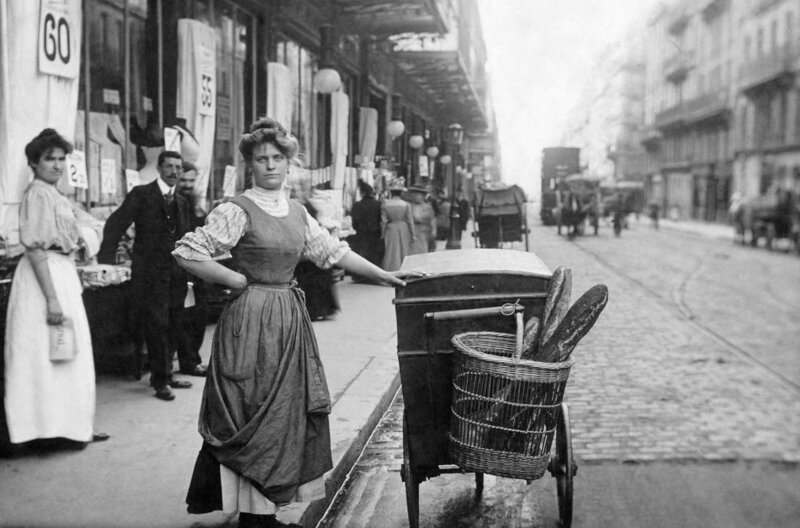 Eine Brotverkäuferin in Paris, 1905 – Bild: Werner Bokelberg / Eine Brotverkäuferin in Paris, 1905 Eine Brotverkäuferin in Paris, 1905 – Bild: Werner Bokelberg / Eine Brotverkäuferin in Paris, 1905