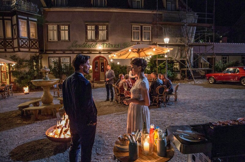 Ein Hoffest im Landhotel Hradschek: Ursel (Julia Koschitz) wird von einem Gast angesprochen, der ihre Schönheit bewundert. Aber das lenkt sie von ihren düsteren Gedanken nicht ab. – Bild: ZDF/Hannes Hubach / © ZDF/Hannes Hubach Ein Hoffest im Landhotel Hradschek: Ursel (Julia Koschitz) wird von einem Gast angesprochen, der ihre Schönheit bewundert. Aber das lenkt sie von ihren düsteren Gedanken nicht ab. – Bild: ZDF/Hannes Hubach / © ZDF/Hannes Hubach