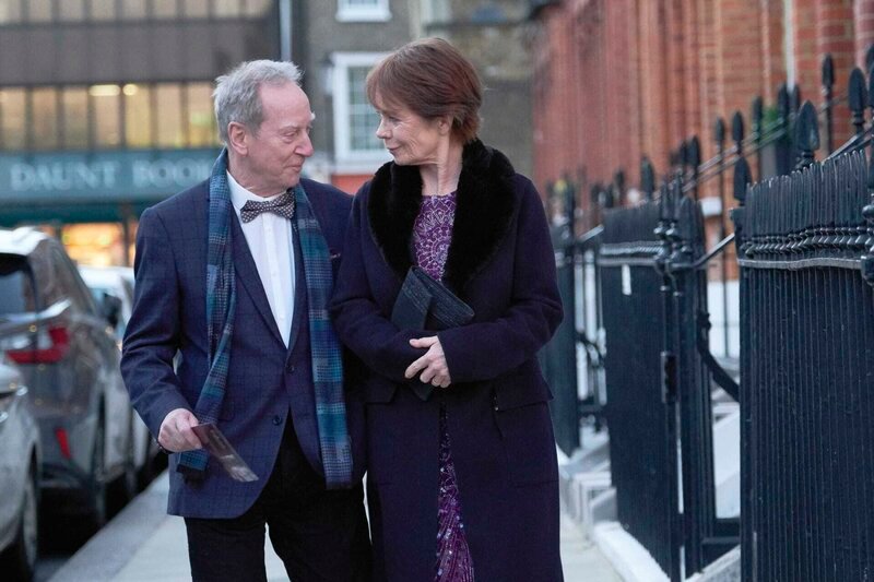 Felix (Bill Paterson), Mimi (Celia Imrie) – Bild: Femme Films / Laura Radford Felix (Bill Paterson), Mimi (Celia Imrie) – Bild: Femme Films / Laura Radford