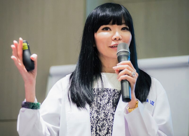 Singapur: Ärztin Georgia Lee aus Singapur ist Spezialistin für nicht operative Schönheitsbehandlungen. Auch als Referentin ist sie im asiatischen Raum eine gefragte Persönlichkeit. (Copyright SRF/​Arron Teo) – Bild: SF