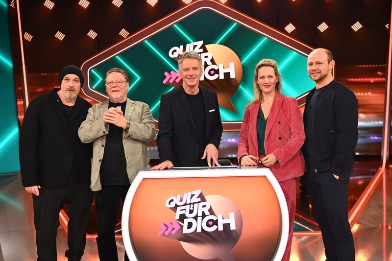 (v.l.n.r.) Torsten Sträter; Jürgen von der Lippe; Jörg Pilawa; Anna Schudt; Moritz Führmann – Bild: SAT.1 /​ Willi Weber Eigenproduktionsbild frei
