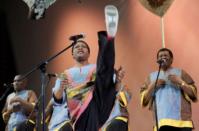 Der Klang Afrikas – Bild: Getty Images/​Jasper Juinen /​ Joseph Shabalala (Mi.) in Aktion