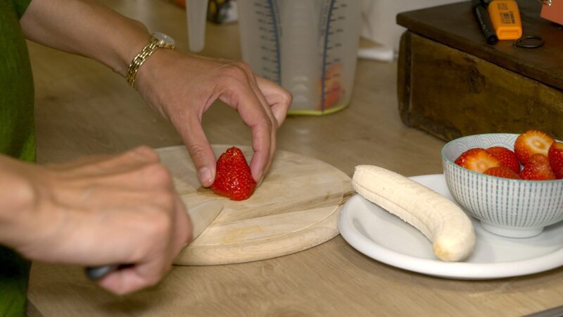 Sich gesund zu ernähren – ein an sich selbstverständliches Ziel. Doch wenn sich daraus ein gesteigerter Zwang ergibt, spricht man von Orthorexie. Mittlerweile ist dieses Leiden offiziell als Krankheitsbild anerkannt. Menschen legen ihrem Essen die Latte, wie gesund es zu sein hat, immer höher, bis es kaum noch etwas gibt, das sie zu sich nehmen möchten. Im Bild: Erdbeeren und Banane. – Bild: Bernhard Werany / BR, ORF / BR/ORF/Bernhard Werany Sich gesund zu ernähren – ein an sich selbstverständliches Ziel. Doch wenn sich daraus ein gesteigerter Zwang ergibt, spricht man von Orthorexie. Mittlerweile ist dieses Leiden offiziell als Krankheitsbild anerkannt. Menschen legen ihrem Essen die Latte, wie gesund es zu sein hat, immer höher, bis es kaum noch etwas gibt, das sie zu sich nehmen möchten. Im Bild: Erdbeeren und Banane. – Bild: Bernhard Werany / BR, ORF / BR/ORF/Bernhard Werany