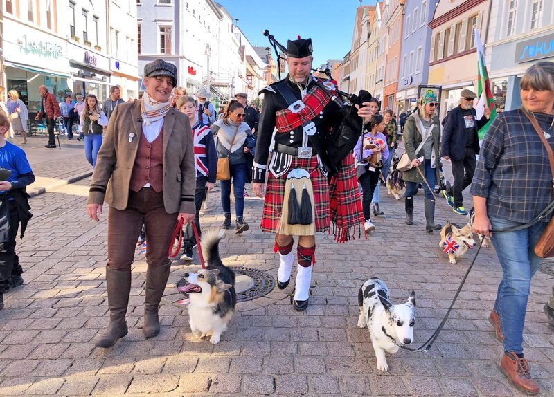 Sabine Thomas und andere Teilnehmer der Corgi-Parade in Speyer im Oktober 2022. – Bild: SWR