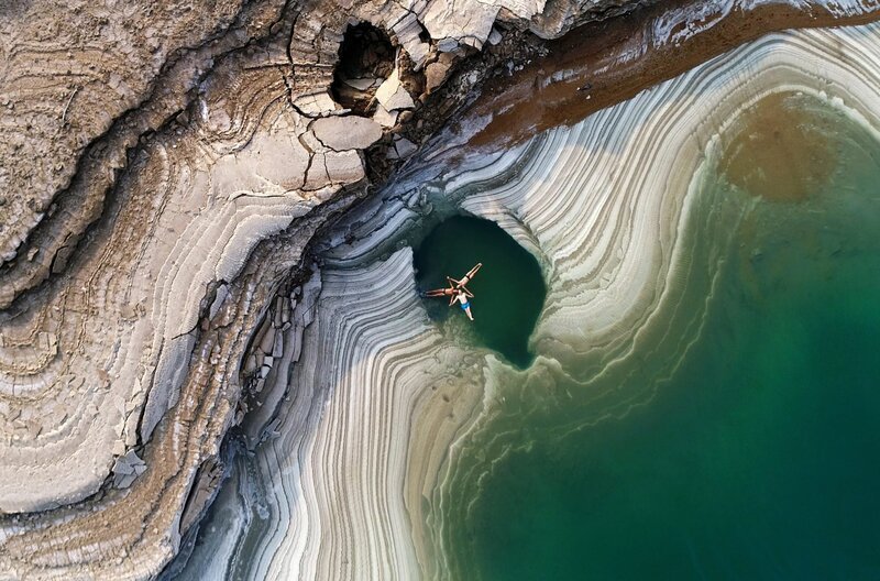 Das Tote Meer ist eines der sonderbarsten Naturphänomene der Erde. Der abflusslose See enthält zehnmal mehr Salz als gewöhnliches Meerwasser – doch das Gewässer ist stark bedroht. – Bild: Go2Films /​ © Go2Films
