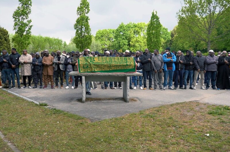 Totengebet auf dem islamischen Teil des Friedhofs Hamburg-Öjendorf: Eine islamkonforme Bestattung ist auf deutschen Friedhöfen nicht immer möglich – obwohl Muslime die drittgrößte Religionsgemeinschaft des Landes bilden. – Bild: arte