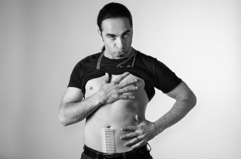  Bülent Ceylan persifliert das Thema Lust in den sozialen Medien und macht sich selbst mit frisch rasierter Brust zum „Luschtobjekt“. – Bild: SWR /​ SWR Presse/​Bildkommunikation
