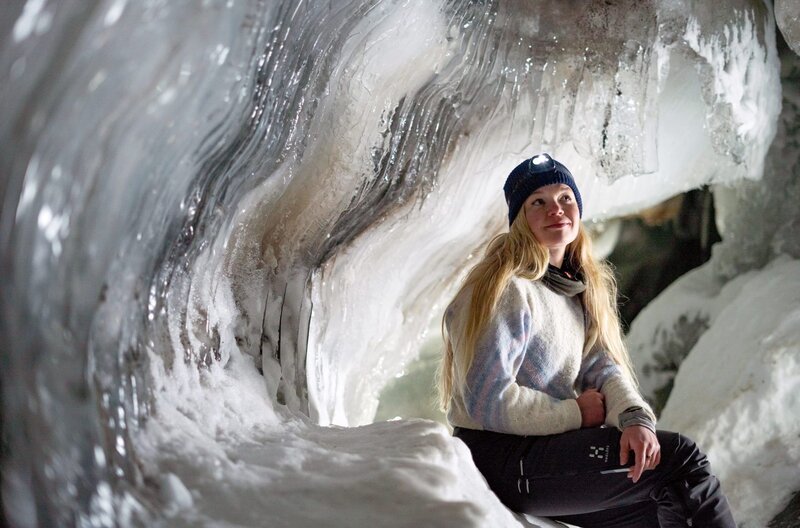 Elina Mäkelä in einer Eishöhle in Spitzbergen, Norwegen – Bild: Lauri Danska /​ Elina Mäkelä in einer Eishöhle in Spitzbergen, Norwegen