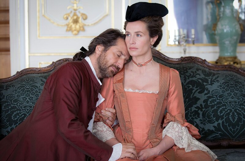 Trotz anfänglicher Abneigung lässt sich die reiche Witwe Madame de La Pommeraye (Cécile de France) auf eine Beziehung mit dem Marquis des Arcis (Edouard Baer) ein. – Bild: Pascal Chantier/Moby Dick Films / © Pascal Chantier/Moby Dick Films/Pascal Chantier Trotz anfänglicher Abneigung lässt sich die reiche Witwe Madame de La Pommeraye (Cécile de France) auf eine Beziehung mit dem Marquis des Arcis (Edouard Baer) ein. – Bild: Pascal Chantier/Moby Dick Films / © Pascal Chantier/Moby Dick Films/Pascal Chantier