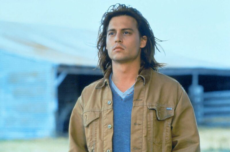 Johnny Depp in der Titelrolle des Films „Gilbert Grape – Irgendwo in Iowa“ aus dem Jahr 1993 – Bild: Marka/​Alamy /​ Johnny Depp in der Titelrolle des Films ?Gilbert Grape – Irgendwo in Iowa? aus dem Jahr 1993