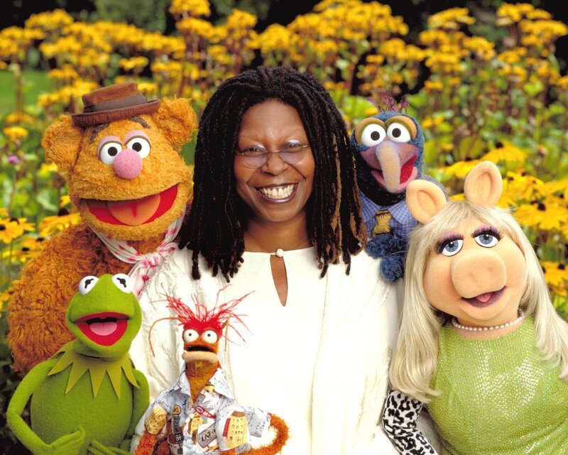 IT’S A VERY MERRY MUPPET CHRISTMAS SPECIAL -- NBC Movie -- Pictured: (clockwise from top left) Fozzie, Whoopi Goldberg, Gonzo, Miss Piggy, Pepe, Kermit -- NBC Photo: Alan Zenuk – Bild: METRO GOLDWYN MAYER