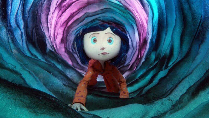 Coraline entdeckt eine Geheimtür und gelangt in eine fantastischen Parallelwelt, in der sich ihre anderen Eltern liebevoll um sie kümmern. – Bild: RTL Zwei
