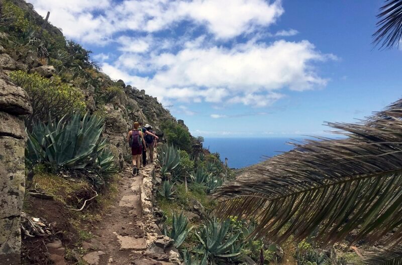 Wanderer bei Vallehermoso auf der Kanareninsel La Gomera. – Bild: HR/​Monika Birk