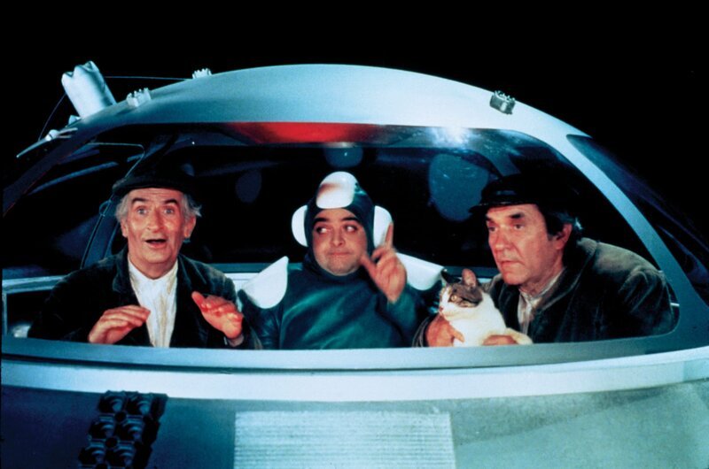 Claude (Louis de Funès,r.) und Francis (Jean Carmet) bringen mit ihrem neuen Freund, dem Außerirdischen (Jacques Villeret,m.), ihre Kohlsuppe ins All. . Louis und seine außerirdischen Kohlköpfe – Bild: 1981 STUDIOCANAL – FRANCE 2 CINEMA. ALL RIGHTS RESERVED. Lizenzbild frei