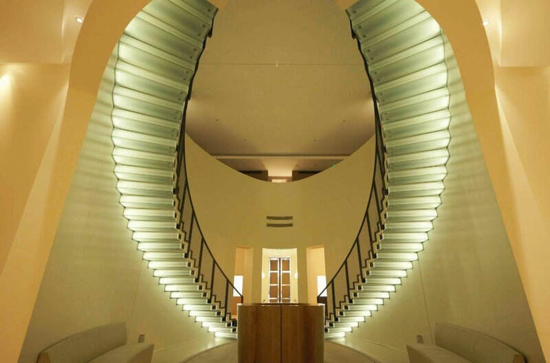 Andrée Putman ließ sich von ihren Kunden inspirieren: Diese Treppe erinnert an die Diamantkette der Auftraggeberin. – Bild: ARTE F /​ © Eclectic /​ © Eclectic