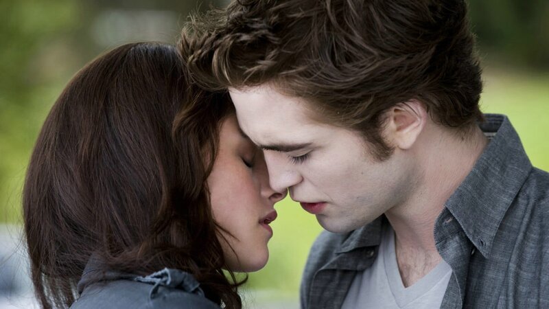 L-R: Bella (Kristen Stewart) und Edward (Robert Pattinson)Bella (Kristen Stewart) und Edward (Robert Pattinson) – Bild: RTL Zwei L-R: Bella (Kristen Stewart) und Edward (Robert Pattinson)Bella (Kristen Stewart) und Edward (Robert Pattinson) – Bild: RTL Zwei
