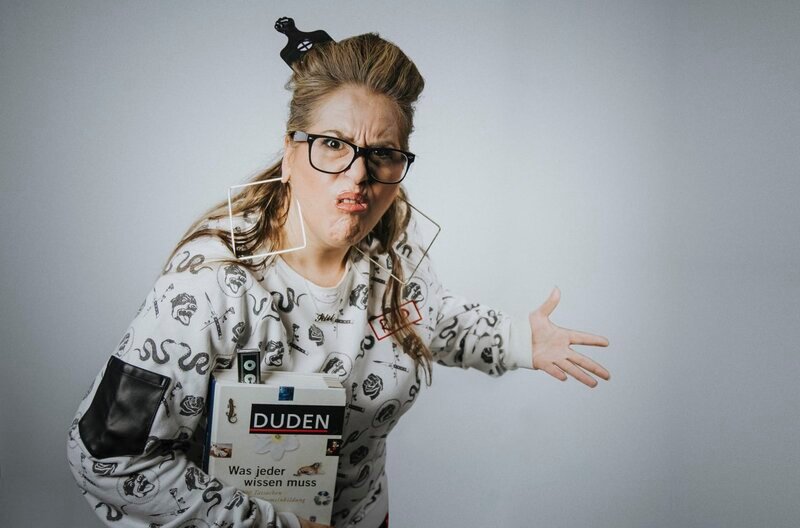 Idil Baydar Der hr-Comedy-Marathon ist ein 24-Stunden-Live-Event (5.12. 16 Uhr bis 6.12. 16 Uhr) in der ARD Mediathek, YouTube & Facebook. Das hr-fernsehen sendet live ab Samstag, 5.12., um 20:15 Uhr bis Sonntag, 6.12., um 12:25 Uhr. – Bild: HR/​Cengiz Karahan