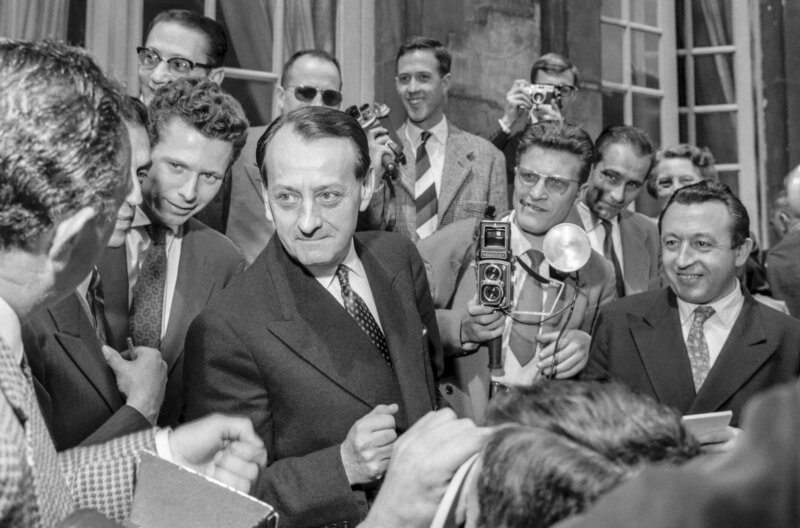 3. Juni 1958: Der neu ernannte Informationsminister André Malraux beantwortet die Fragen der Journalisten. – Bild: ARTE France /​ © AGIP/​Bridgeman Images