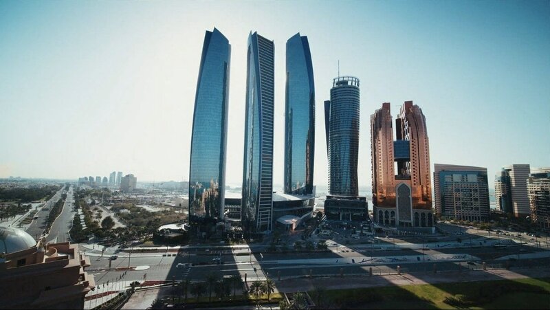 Etihad Towers in Abu Dhabi Die Verwendung des sendungsbezogenen Materials ist nur mit dem Hinweis und Verlinkung auf RTL+ gestattet. – Bild: RTL /​ © Navigation Films FZ LLC 2020