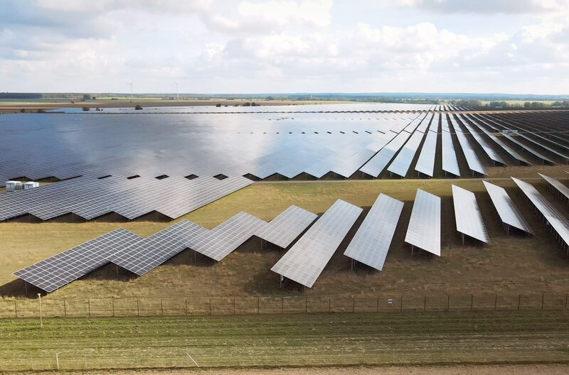 Was bei Stauseen und Wasserkraft noch möglich ist, wird bei Wind und Sonne schwierig: Wie lässt sich ihre Energie speichern? – Bild: arte
