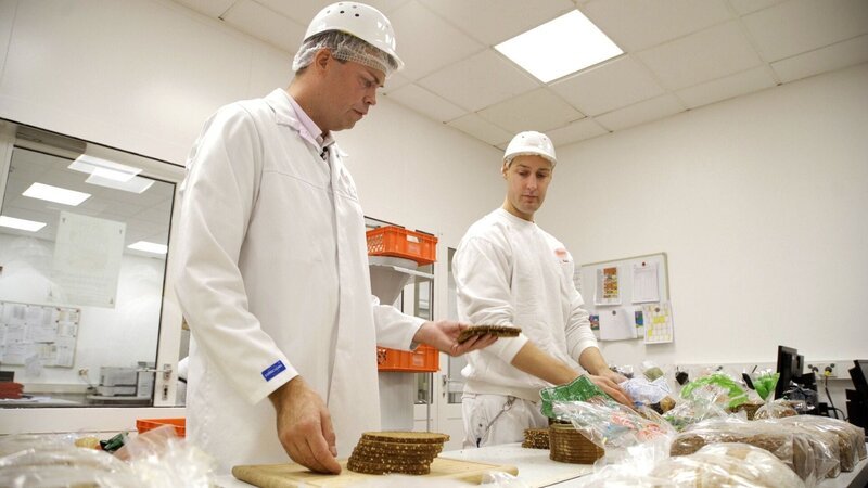 Qualitätskontrolle in der Brotfabrik. – Bild: RTL/​Weltenangler GmbH