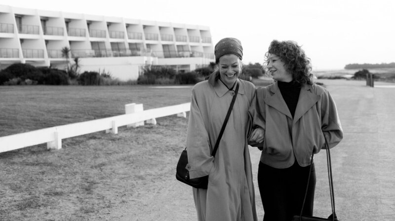 Hilde Fritsch (Birgit Minichmayr) besucht ihre Freundin Romy Schneider (Marie Bäumer) – Bild: rbb/NDR/Rohfilm Factory/Peter Hartwig Hilde Fritsch (Birgit Minichmayr) besucht ihre Freundin Romy Schneider (Marie Bäumer) – Bild: rbb/NDR/Rohfilm Factory/Peter Hartwig